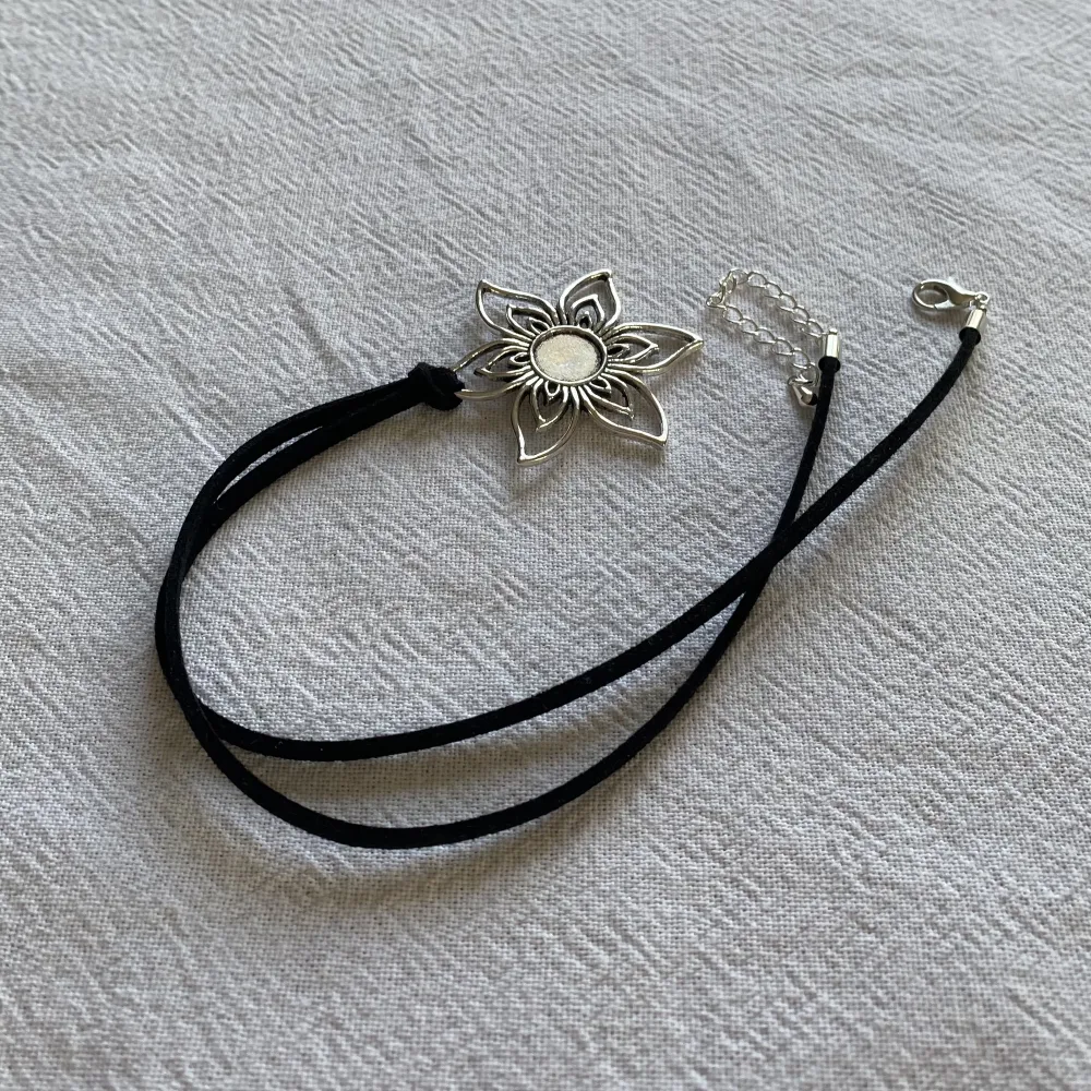Handgjort halsband med svart läderband och berlock i antiksilver 🌟Går att beställa med annan färg på bandet: vit/rosa/blå. Accessoarer.
