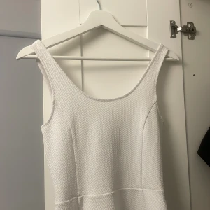 Klänning - Jättefin vit klänning från HM. Använt 1 gång på studentfirande, superfin🤩