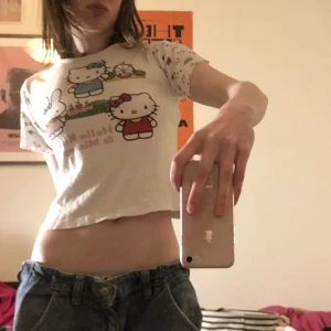 Hello Kitty baby tee - Ur gullig hellokitty baby tee med söta mönstrade ärmar😍 kom privat för fler bilder:) väldigt skönt material och sitter inte för tight i ärmarna 😍kan mötas eller frakta (köparen står för frakt)💓