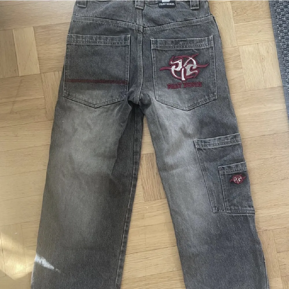 gråa byxor med röda detaljerna på fickorna!! Super fina låg midjade byxor (är ca 165 och skulle passa kortare och längre) Publicerar igen pga oseriös köpare ❤️. Jeans & Byxor.