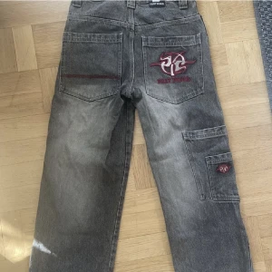 Byxor med röda detaljer  - gråa byxor med röda detaljerna på fickorna!! Super fina låg midjade byxor (är ca 165 och skulle passa kortare och längre) Publicerar igen pga oseriös köpare ❤️