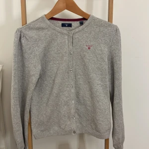 Gant kofta - Säljer min gråa gant kofta i storlek xxs. Skriv för mer bilder❤️
