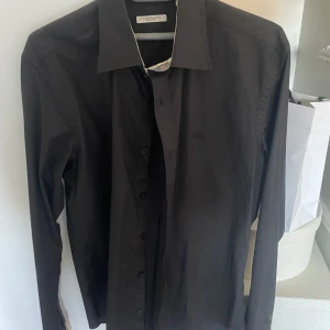 Burberry skjorta - Svart burberry skjorta, storlek M. Iprincip helt ny. Använd kanske 2 gånger. 