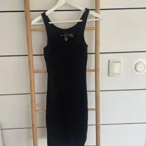 Svart tight klänning från H&M 🌸