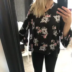 Superfin blommig blus från Gina Tricot i storlek Xs💕