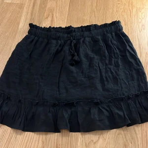 Kjol  - Svart kjol från hm divided 