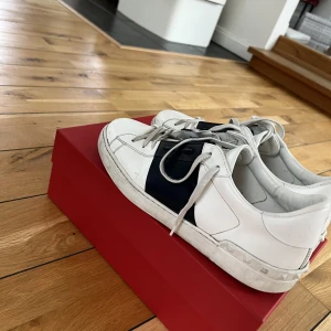 Valentino garvani - Valentino garvani skor, säljer dessa populära skor. Köpta sommaren 2022. Ganska använda men fortfarande i okej skick. Storlek 44,5. Färg marinblå. Pris kan diskuteras köpta för 5600. Ny snören ingår och boxen får du med och kvitto 