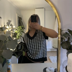 Rutig väst - Säljer min stickade väst. Jättefint skick och knappt använd.🤍