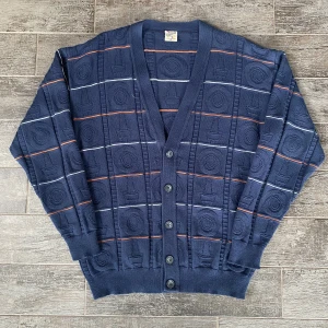 Cardigan - Mönstrad kofta i storlek XL men sitter oversized och snyggt om man har M/L. Den är i bra skick och jätteskön.