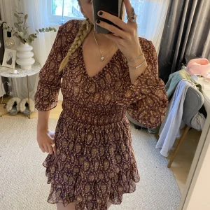 Zara klänning  - Säljer denna superfina klänningen från zara💞använd fåtal gånger så i superfint skick!