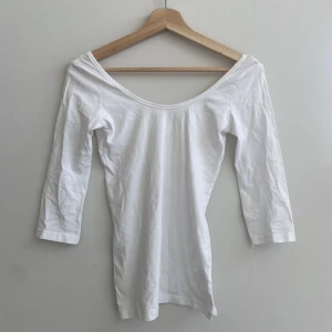 Vit tights tröja  - Vit tight tröja med djup rygg och trekvartsärmar 🤍 I storlek s, går att bära åt båda hållen beroende på om man vill ha djupare U ringning eller en djupare rygg! Sjukt snygg och sommrig 🌸Fint skick, köparen står för frakten! Bara att höra av sig vid frågor