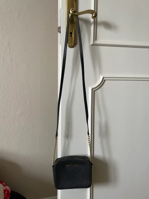 Axelremsväska  - Jet Set Crossbody från Michael kors, använd men i fint skick, gulddetaljer