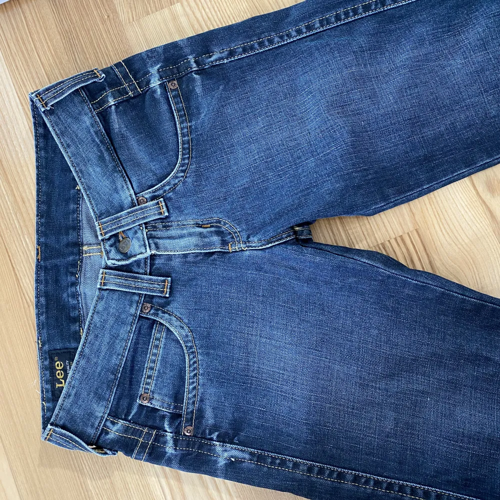 Äkta lee jeans köpta här på plick ! Säljer då de inte rikigt är min stil😊 Är mörkblå - mest som på sista bilden, skriv för fler bilder! Info: Midjemått : ca 81 cm Innerbensläng : ca 79 cm. Jeans & Byxor.
