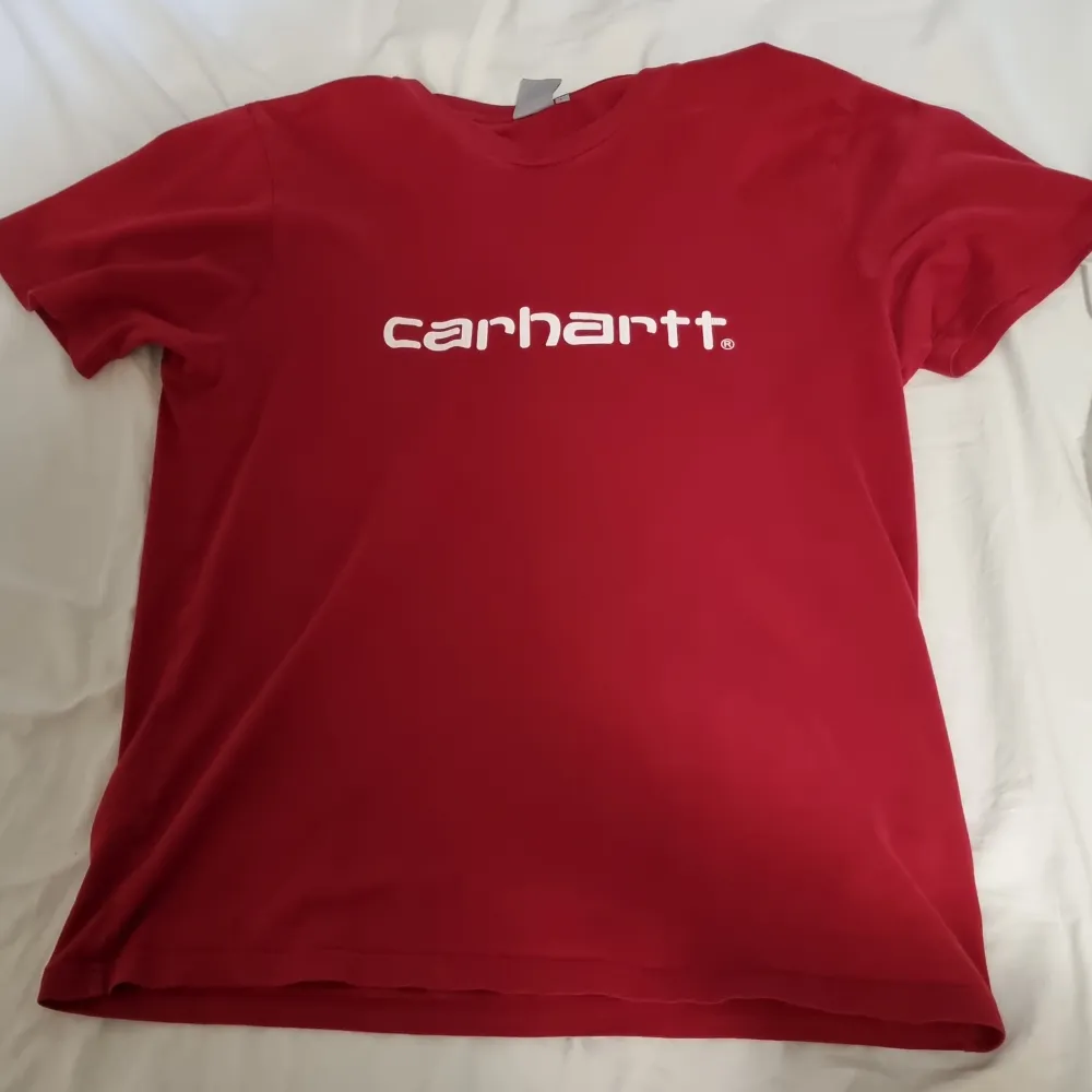 Carhartt t-shirt i nyskick strl L. T-shirts.