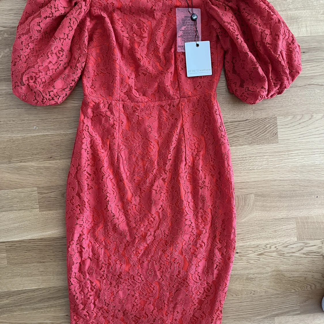 Off shoulder klänning med puffärm - 90