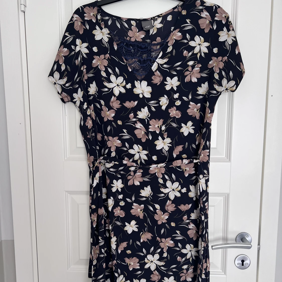 Klänning till knäna 