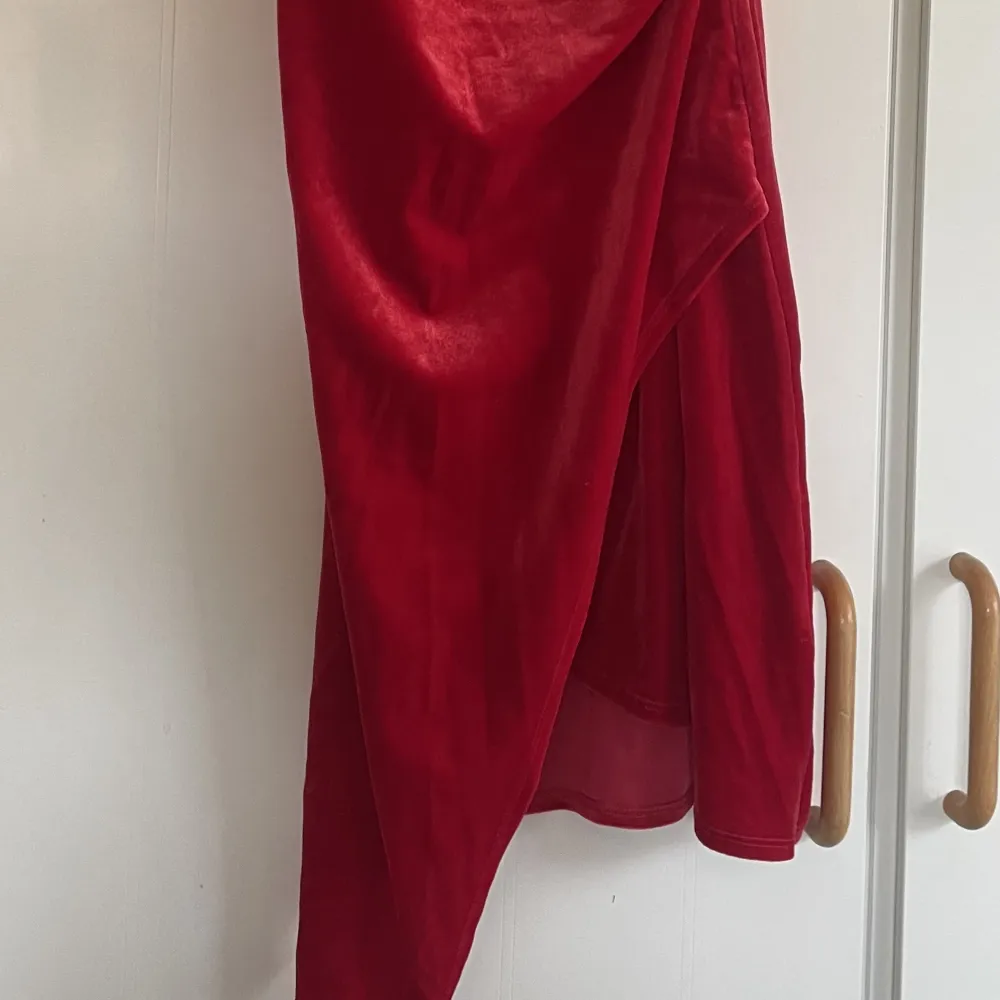Fin röd klänning från bikbok, använd 1 gång. . Klänningar.
