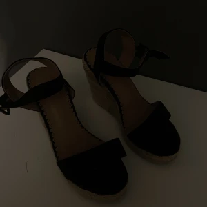 Skor - Ett par fina klack skor, inga brister men andvända lite gran