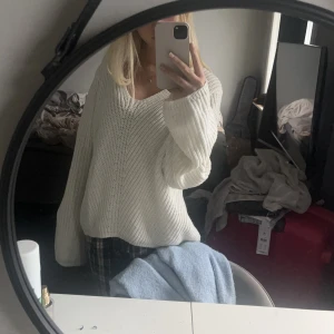Stickad tröja  - En fin vit stickad tröja, säljer då den inte kommer till användning🌸