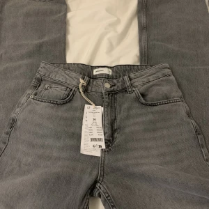 Ginatricot jeans - Säljer mina as snygga jeans från Gina tricot då jag fick hem fel storlek, helt nya och prislappen finns kvar, nypris 500 säljer för 350, storlek 36 och sitter midwaist🤗💕