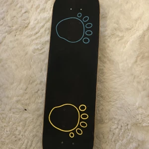 Skateboard  - Fin skateboard i använt skick🎐