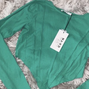 Snygg topp - Helt oanvänd topp med lappen kvar! Säljer då den inte passade mig riktigt.