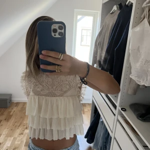 Topp  - Superfin volang topp från Zara💗strl är M men passar även er som har S i storlek💕