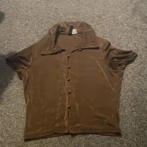 T-shirt - En fin tröja, den är för liten. I lite skönare tyg!