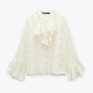 Zara blus - Säljer min fina blus från zara som har lappen kvar!💕 köpte den för 360 säljer för 220💞använd gärna köp nu