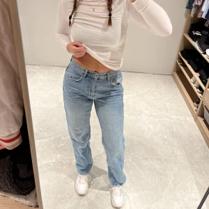 Jeans  - Från Gina tricot! Storlek 38 och passar mig på 170cm och 68kg! ☺️Dm vid intresse eller frågor! 
