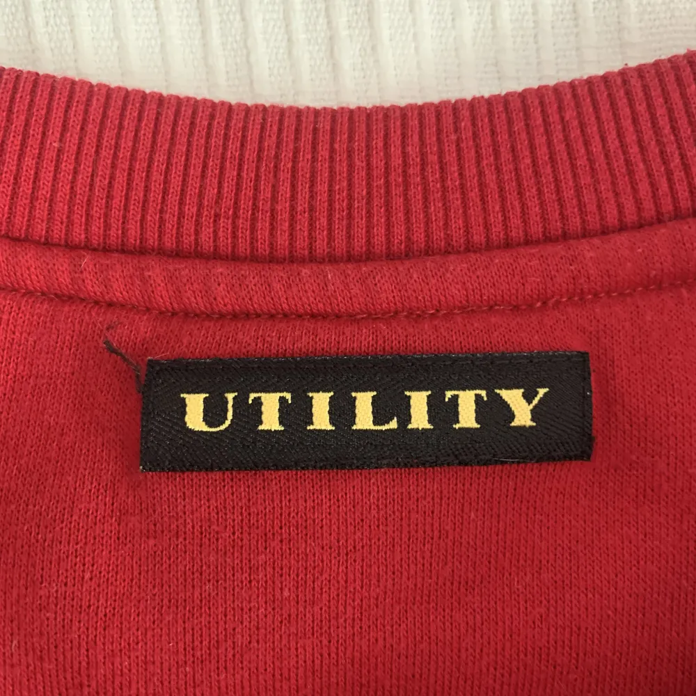 Vintage sweatshirt Utility köpt på Humana sthlm i storlek XL. Är vanligtvis en S och denna sitter oversize på mig. Inga defekter och känns som ny! Hör av er vid frågor💖. Hoodies.