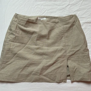 Kjol - Fin kort beige kjol från hm. I strl 38, men skulle säga att den är mer som 36 i storleken. Fint skick!