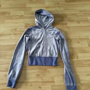 Fin crop top mysig blå tröj - Mysig blå crop top i jätte mysigt material från h&m. Oanvänd.