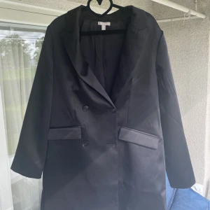 Kavajklänning - Säljer denna snygga kavajkänning i st L. Nyskick använd 1,2 gånger. Snygg fest outfit till ett par klackar. Pris kan diskuteras bara att höra av sig🥰
