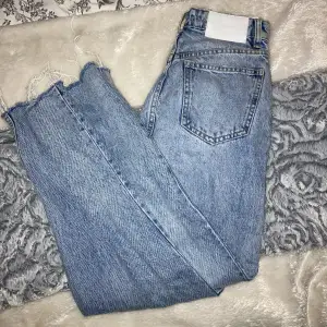 högmidjade zara jeans 👖  Måttligt använda och i mycket gott skick 
