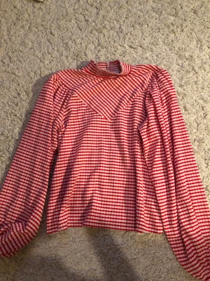 rödvit randig långärmad t-shirt - Röd och vit randig långärmad t-shirt aldrig använd storlek 32