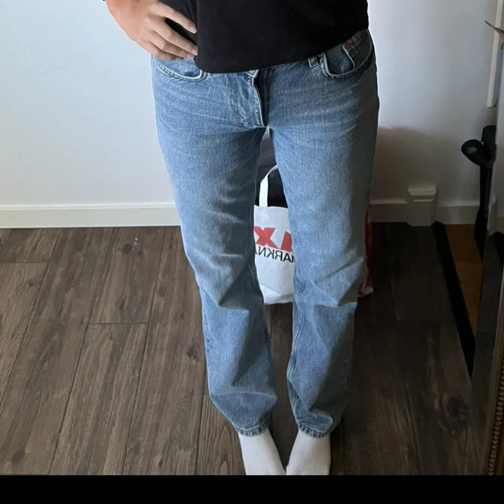 Mid waist jeans från zara som jag säljer då de inte kommer till användning. Knappt använda och som i nyskick🤩. Jeans & Byxor.