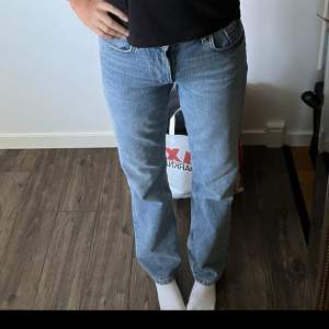 Mid waist jeans från zara som jag säljer då de inte kommer till användning. Knappt använda och som i nyskick🤩