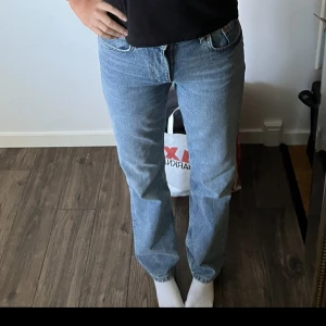 The mid waist straight jeans - Mid waist jeans från zara som jag säljer då de inte kommer till användning. Knappt använda och som i nyskick🤩