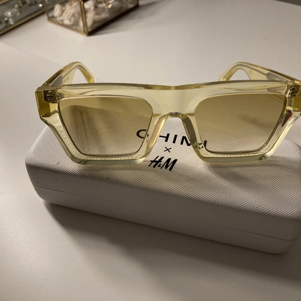 chimi x hm gula solglasögon ☀️  Aldrig använda, nyskick, (nypris 399kr). Accessoarer.