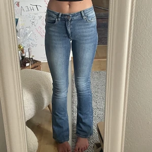 Low wais bootcut jeans - Låg midjade jeans från only, storlek xs men super stretchiga. Är 165 lång för referens🫶🏻