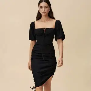 Säljer min fina svarta klänning från Adoore. Använt 1-2 gånger men ser helt oanvänd ut! Skriv för fler bilder!✨Nypris 1395kr