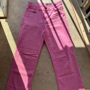 NOISY MAY jeans i rosa. Regular fit - normal waist - wide leg.  Waist 28 Length 32