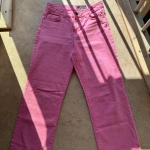 Rosa jeans - NOISY MAY jeans i rosa. Regular fit - normal waist - wide leg.  Waist 28 Length 32
