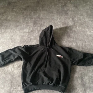 Balenciaga hoddie - Balenciaga hoddie typ 4 år gammal, ny pris 980$ 