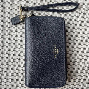 Coach plånbok - Märkesplånbok i fint skick förutom en fläck på plasten (inringad i gult på bild).