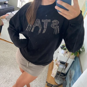 Collage tröja svart  - Väldigt skön, mjuk collage tröja. 