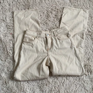 Jeans - Midja-36cm tvärs över, ytterbenslängd-103cm💘