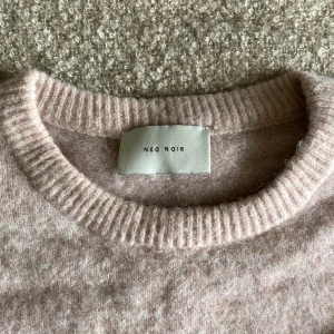 Neo noir tjocktröja  - Ljusrosa tjocktröja från Neo Noir. Tröjan är i bra skick, lite nopprig på nedre sidan av armarna. Nypris ~ 800 kr 