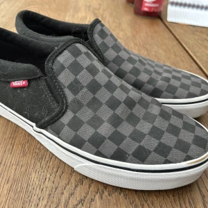 Vans stl 41  - Vans provade men inte använda tyvärr för små. Saknar kartong och katt finns i hemmet. 